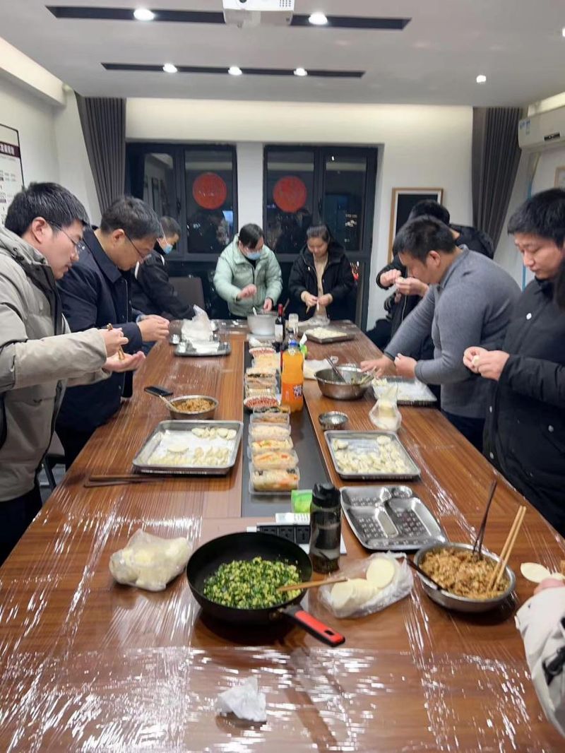 通達(dá)軟件公司組織開展“情暖冬至，餃香飄逸”冬至包餃子活動